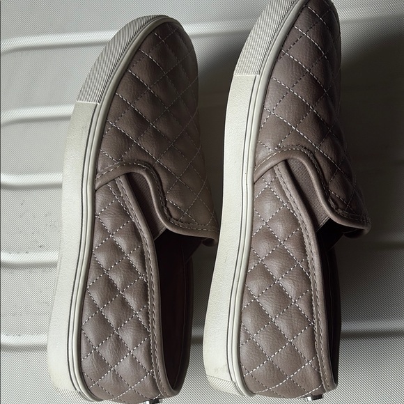 Steve Madden Women’s Quilted Slip-On Shoes -  Beige Taupe  SZ: 8.5. EUC - Picture 4 of 8